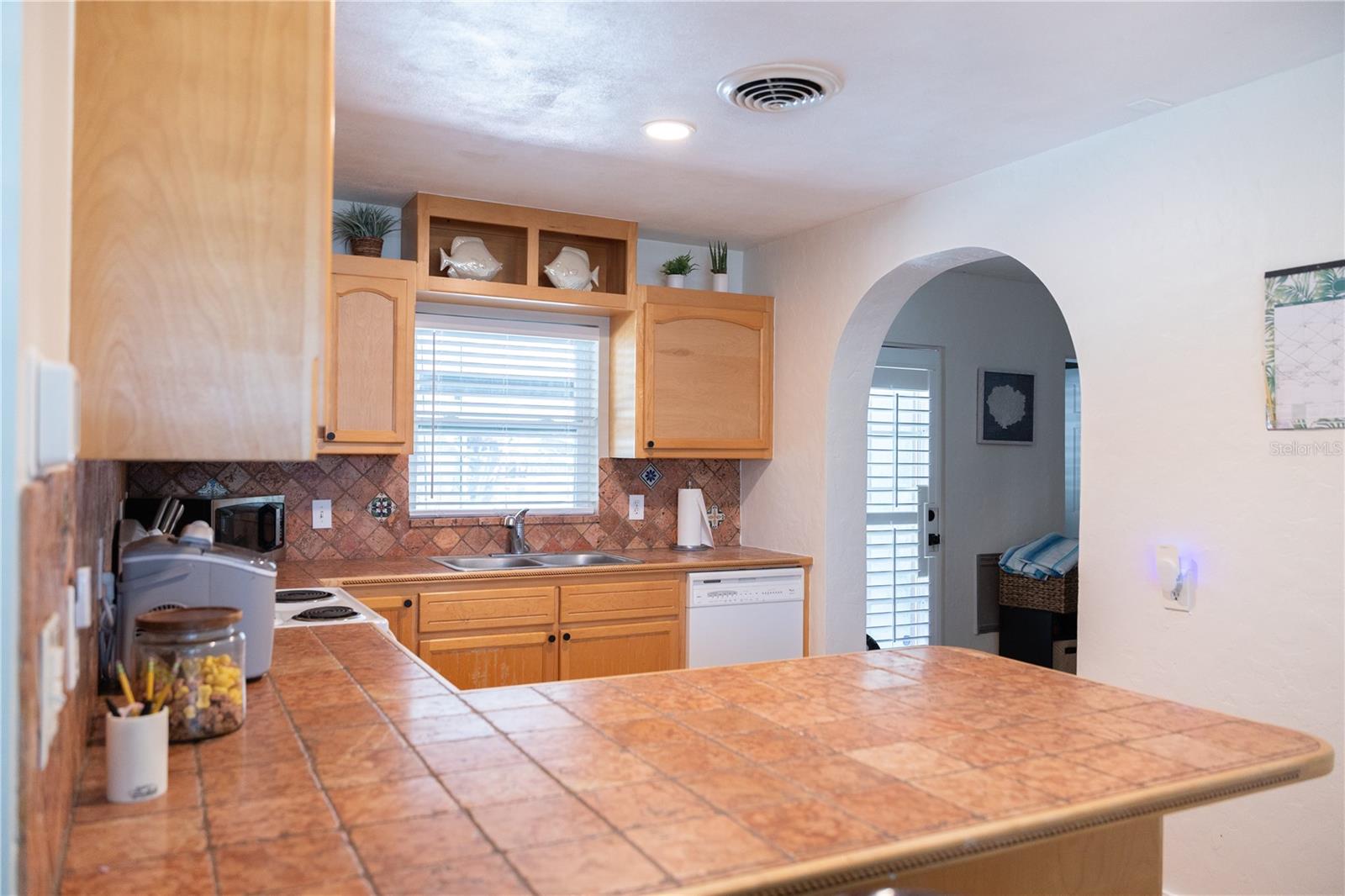 136 MARYLAND AVE, PALM HARBOR, FL — photo 8