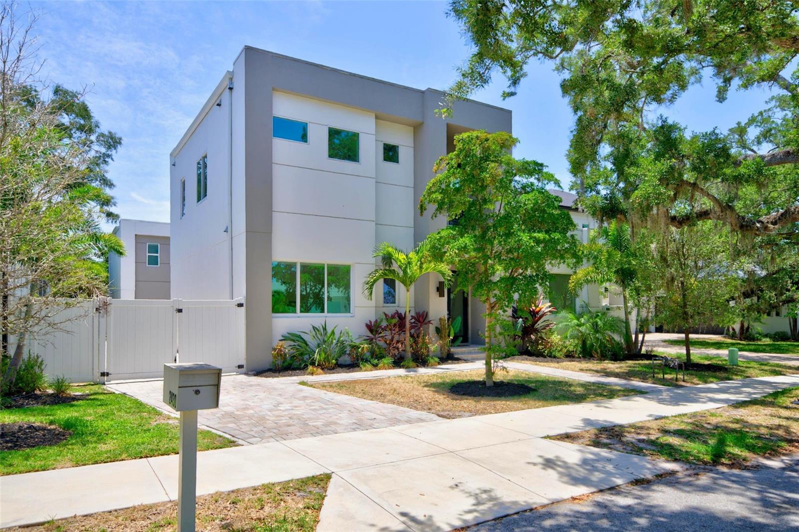 2430 FLOYD ST, SARASOTA, FL — photo 2