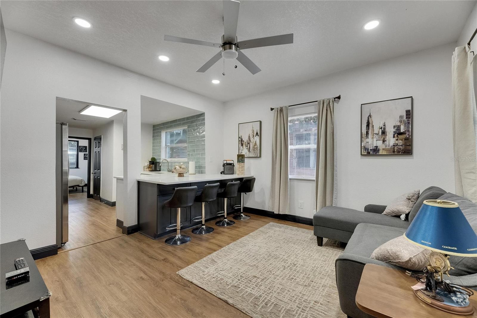 1009 E COLUMBUS DR, TAMPA, FL — photo 2