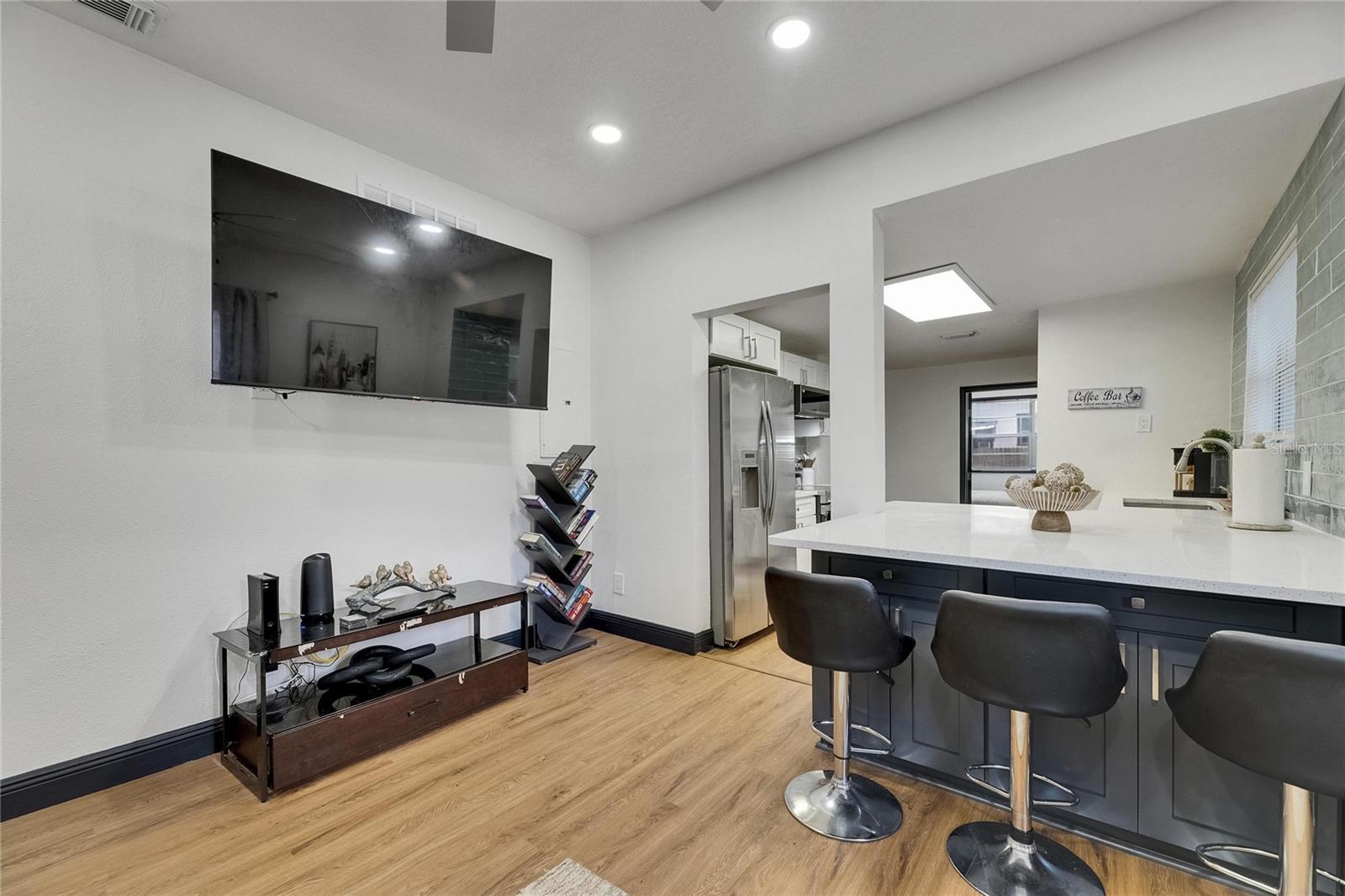 1009 E COLUMBUS DR, TAMPA, FL — photo 3