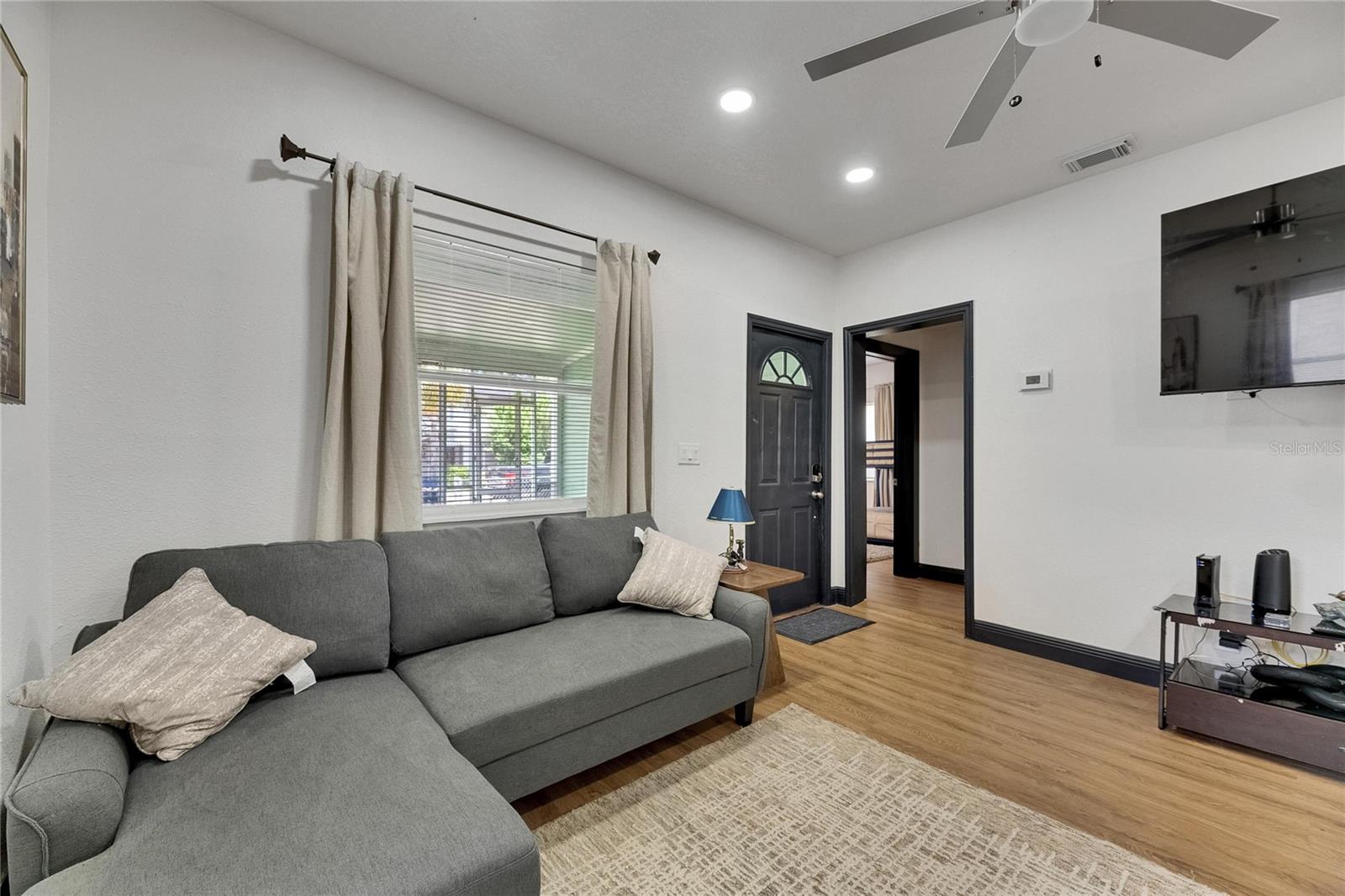 1009 E COLUMBUS DR, TAMPA, FL — photo 4