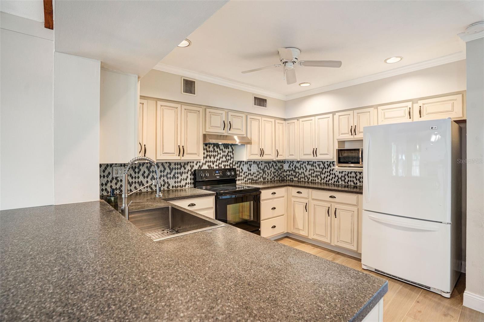 4200 DES PLAINES DR, SARASOTA, FL — photo 14