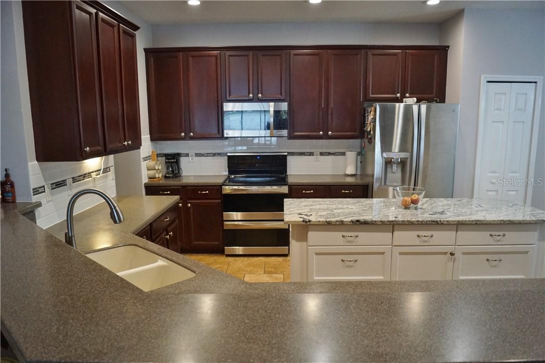 1742 MIRA LAGO CIR, RUSKIN, FL — photo 17
