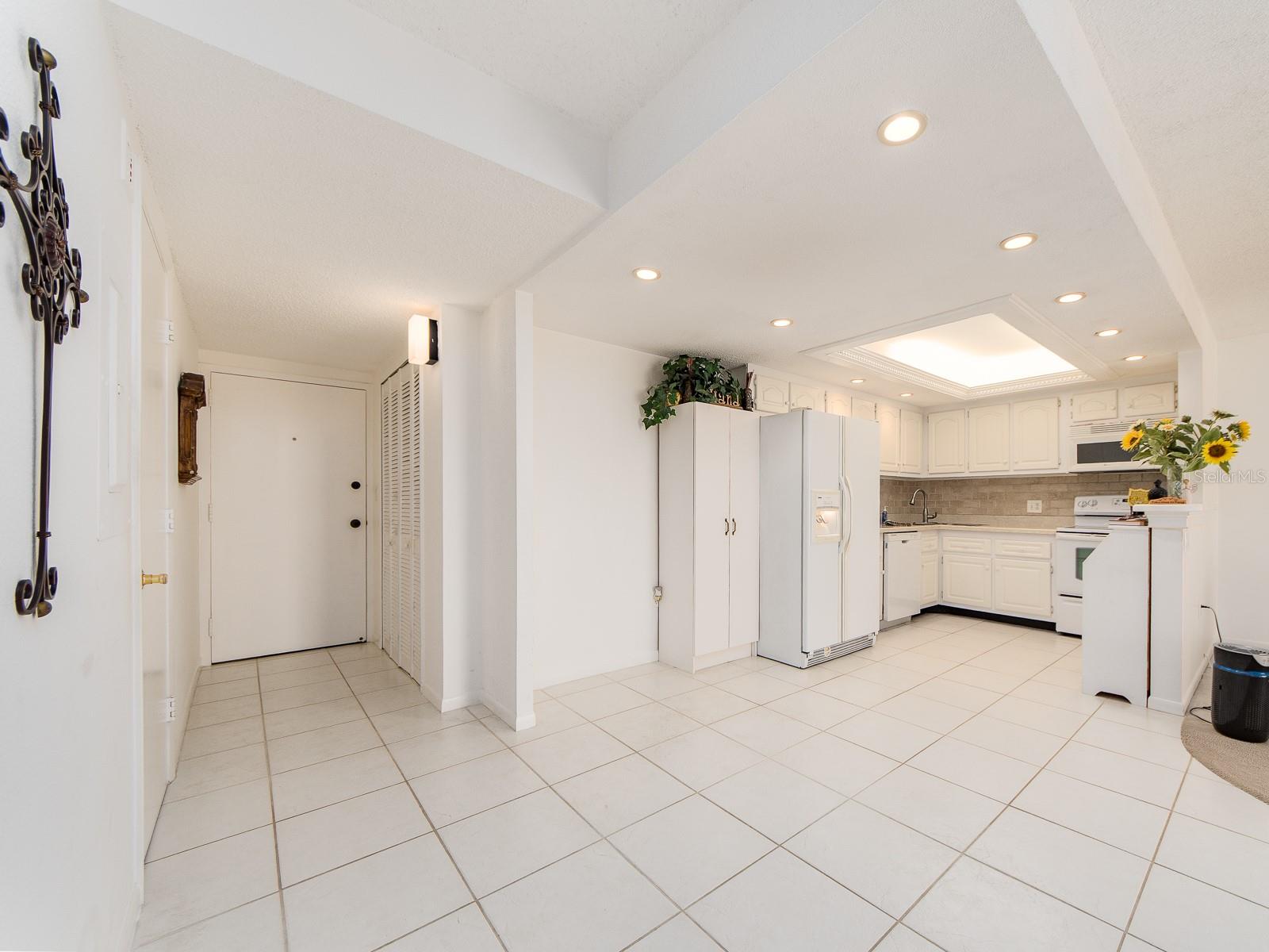800 S GULFVIEW BLVD #305, CLEARWATER BEACH, FL — photo 7