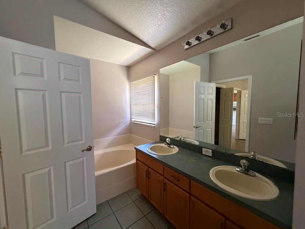 18014 ARBOR CREST DR, TAMPA, FL — photo 24