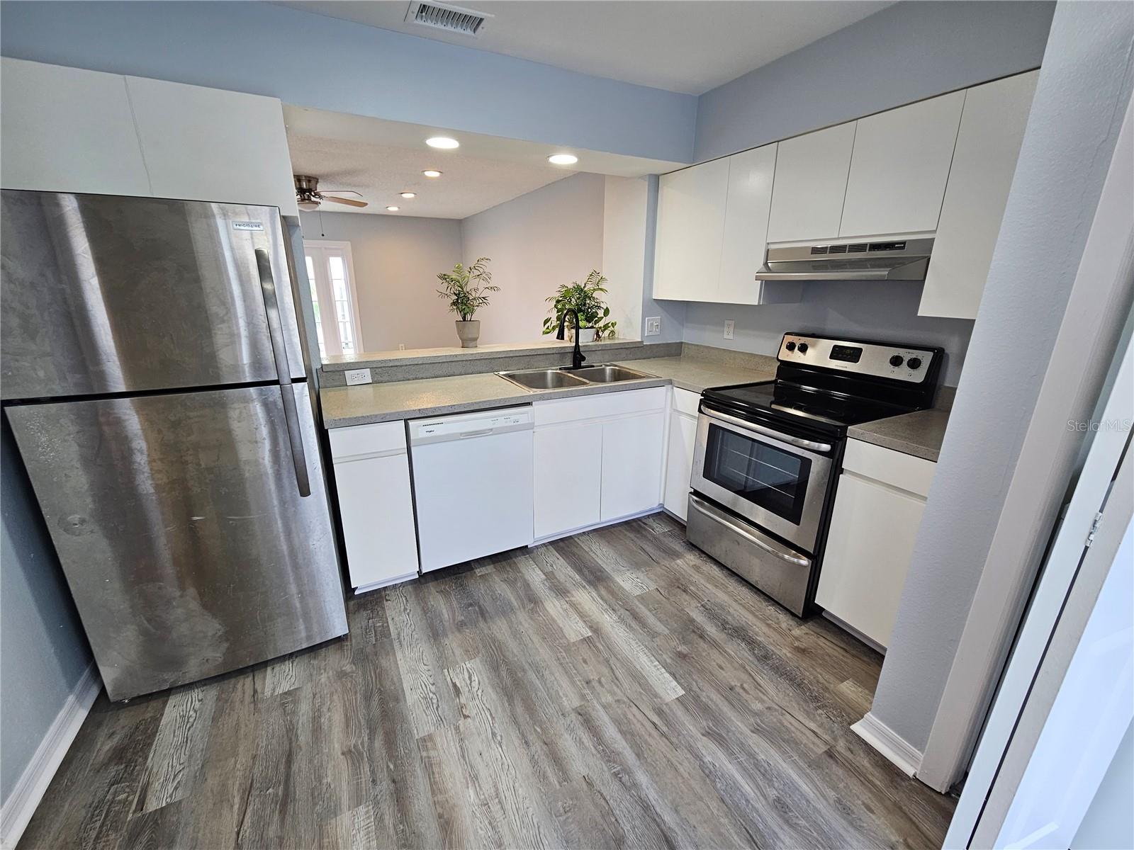 13817 STONE MILL WAY, TAMPA, FL — photo 2