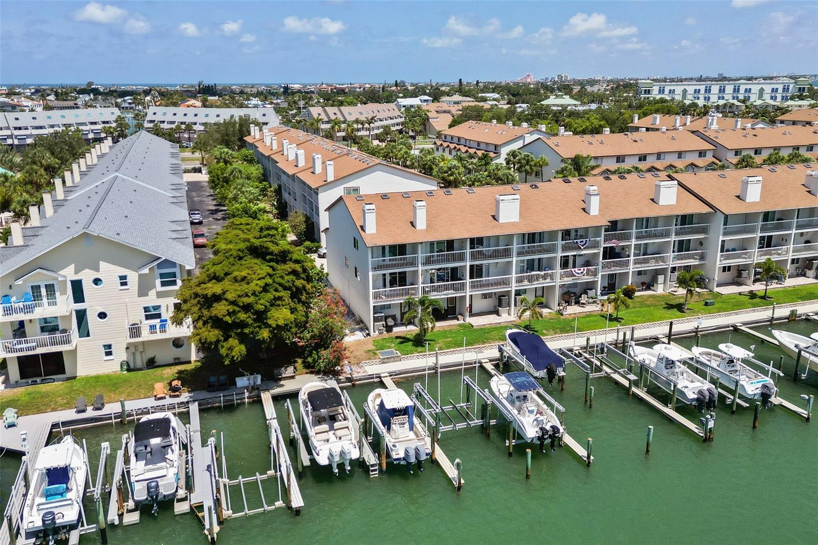 367 MADEIRA CIR, TIERRA VERDE, FL — photo 48