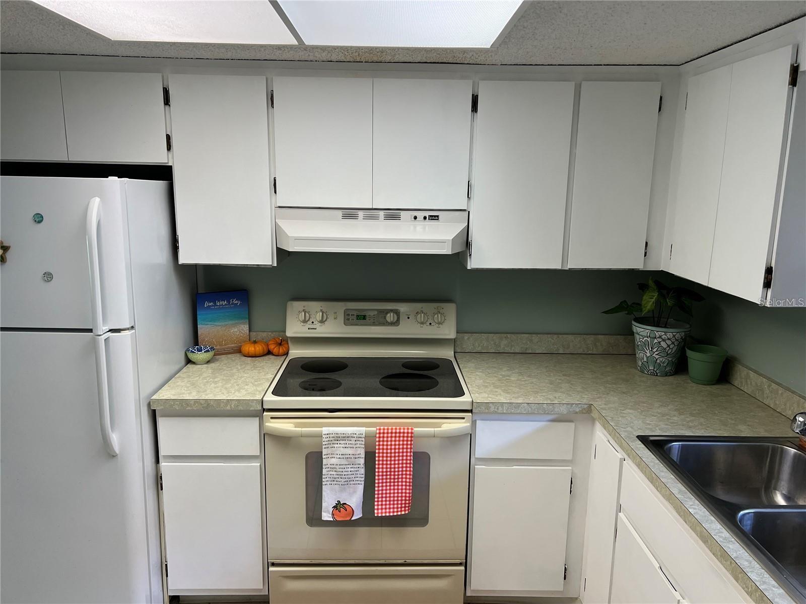 1100 E BAY DR #35, LARGO, FL — photo 2
