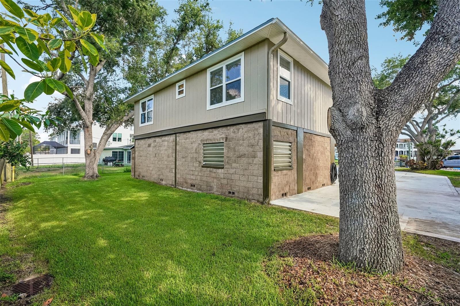300 90TH AVE NE, ST PETERSBURG, FL — photo 6