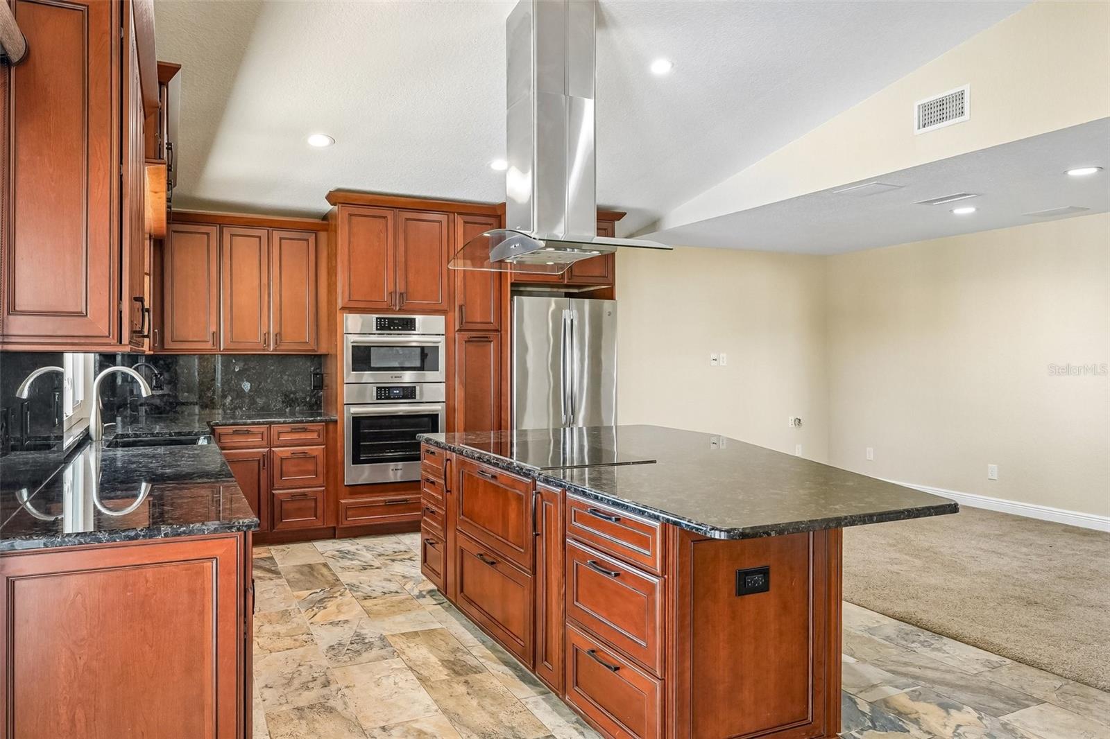 300 90TH AVE NE, ST PETERSBURG, FL — photo 31