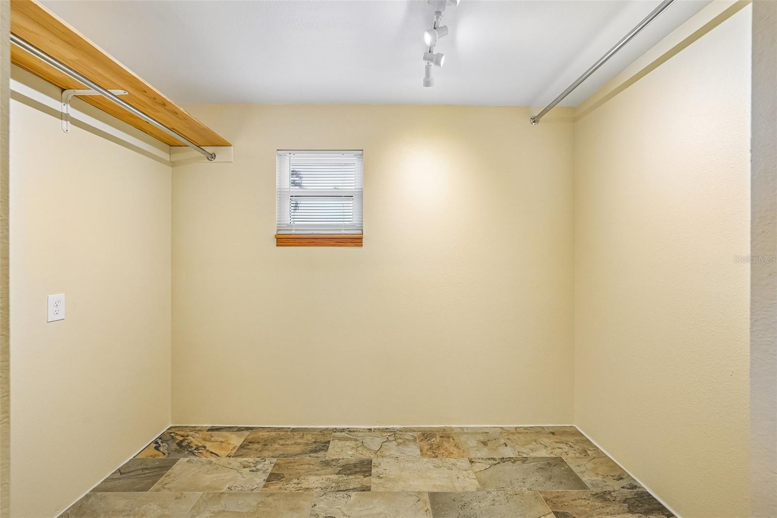 300 90TH AVE NE, ST PETERSBURG, FL — photo 38