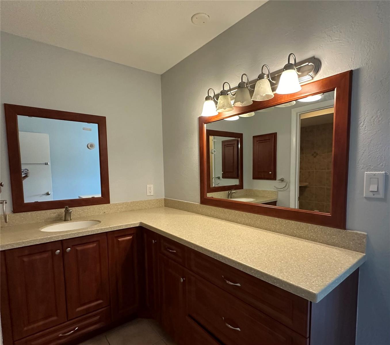 2105 PUEBLO CIR #V2, SARASOTA, FL — photo 9