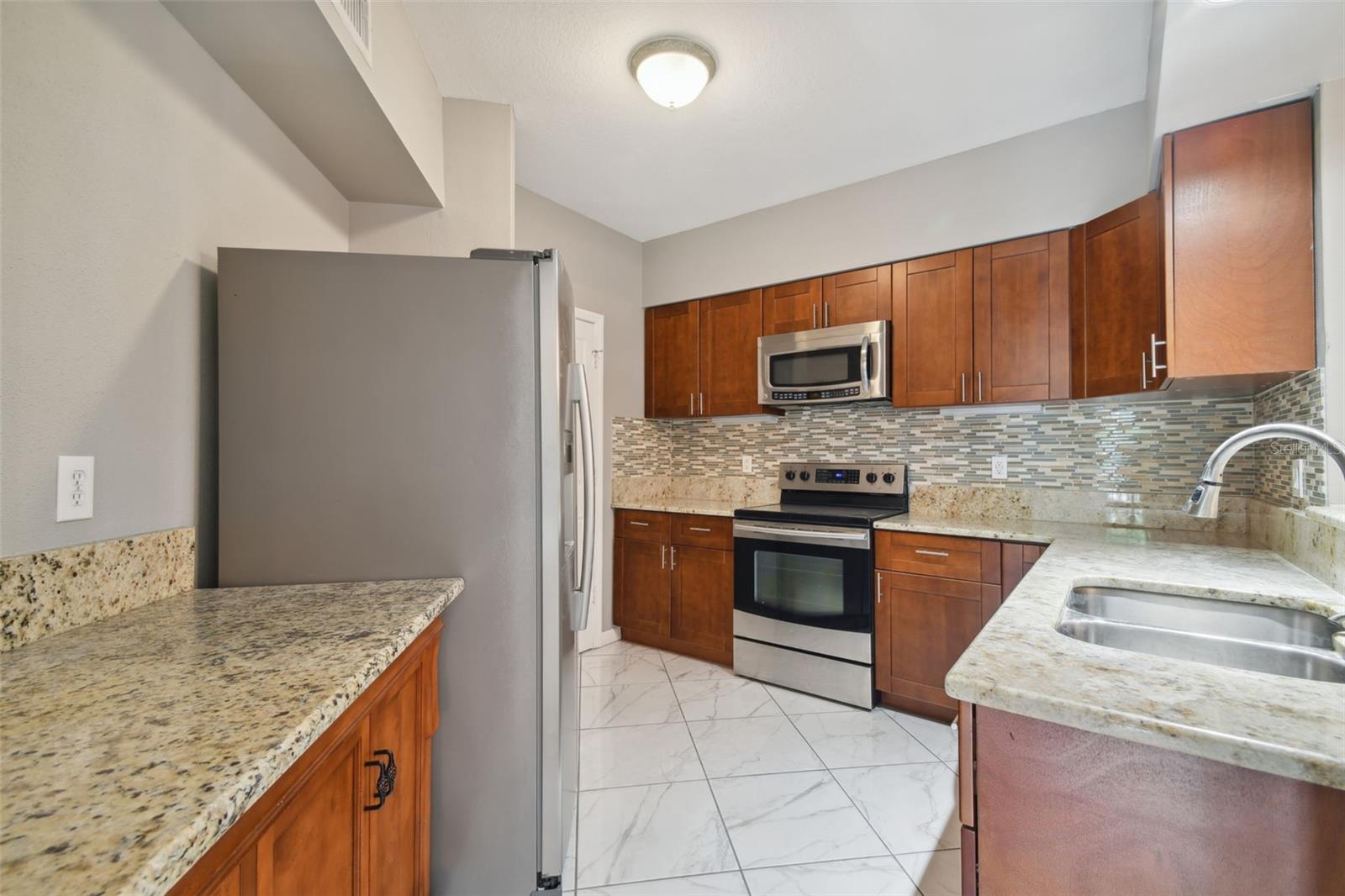 1201 BAY CLUB CIR, TAMPA, FL — photo 49