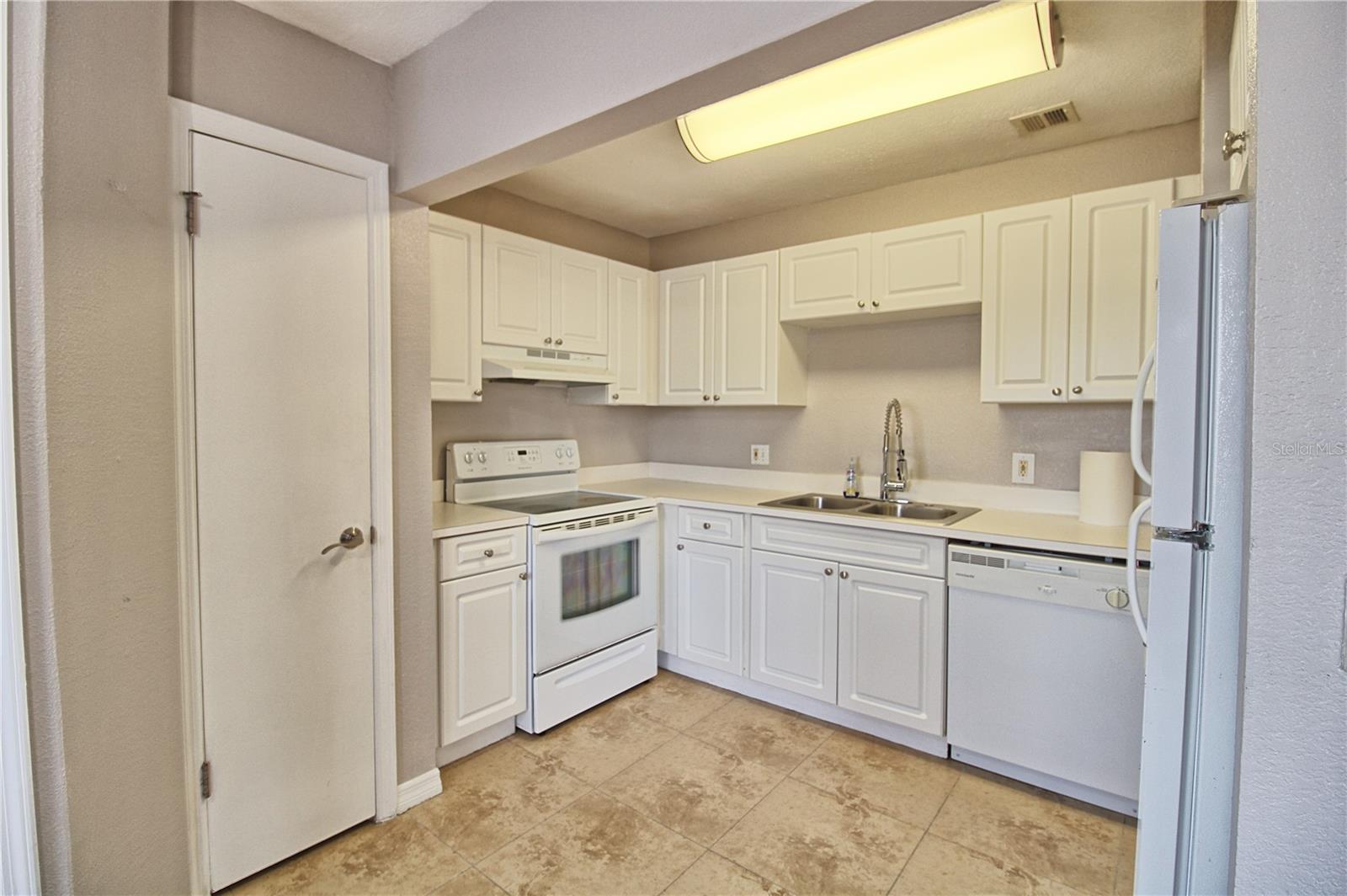 13760 ORANGE SUNSET DR #201, TAMPA, FL — photo 5