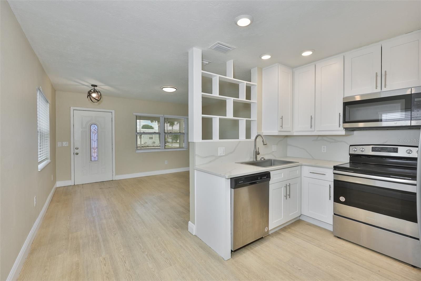 2450 40TH AVE N, ST PETERSBURG, FL — photo 3