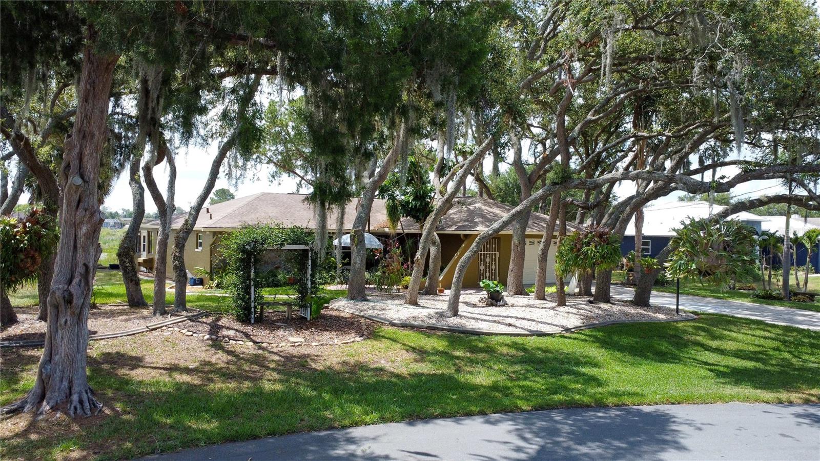 268 EASTPOINT CT, SPRING HILL, FL — photo 2