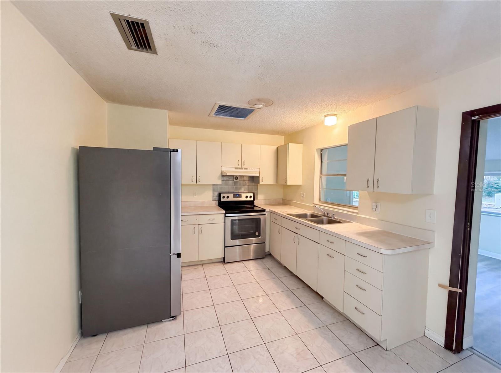 722 VIRGINIA LN, APOPKA, FL — photo 2