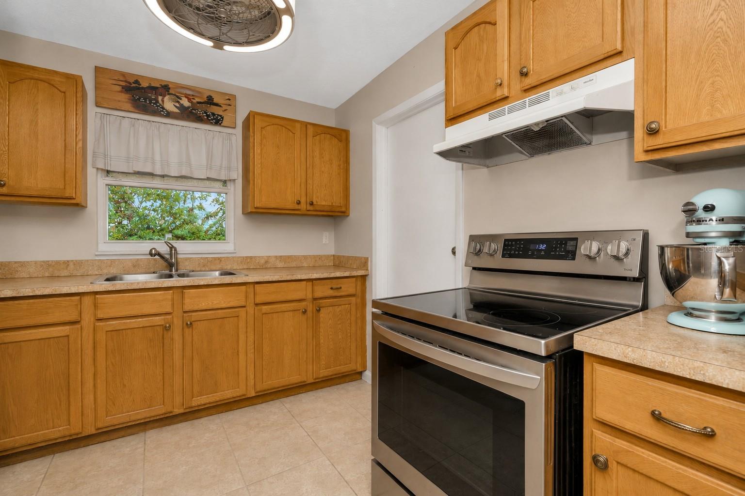 12212 FLORAL LN, THONOTOSASSA, FL — photo 7