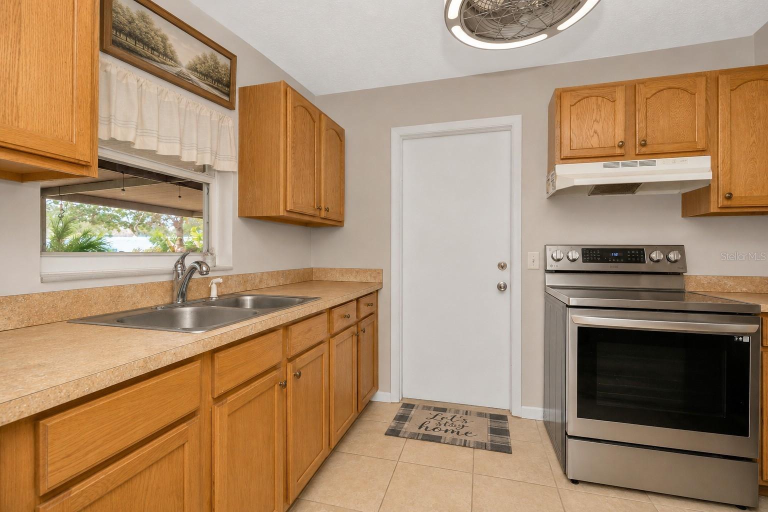 12212 FLORAL LN, THONOTOSASSA, FL — photo 8