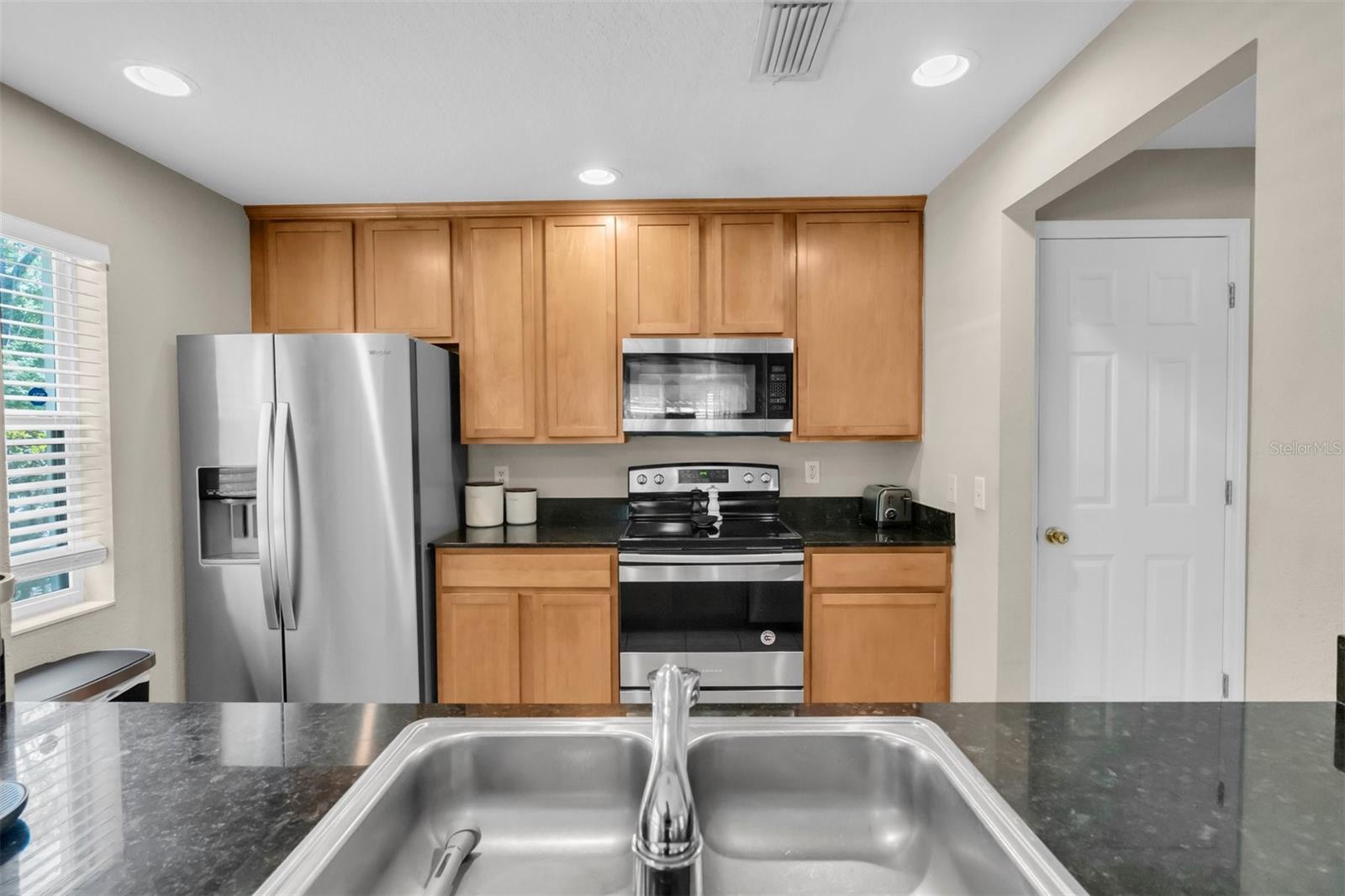 9548 CHARLESBERG DRIVE, TAMPA, FL — photo 6