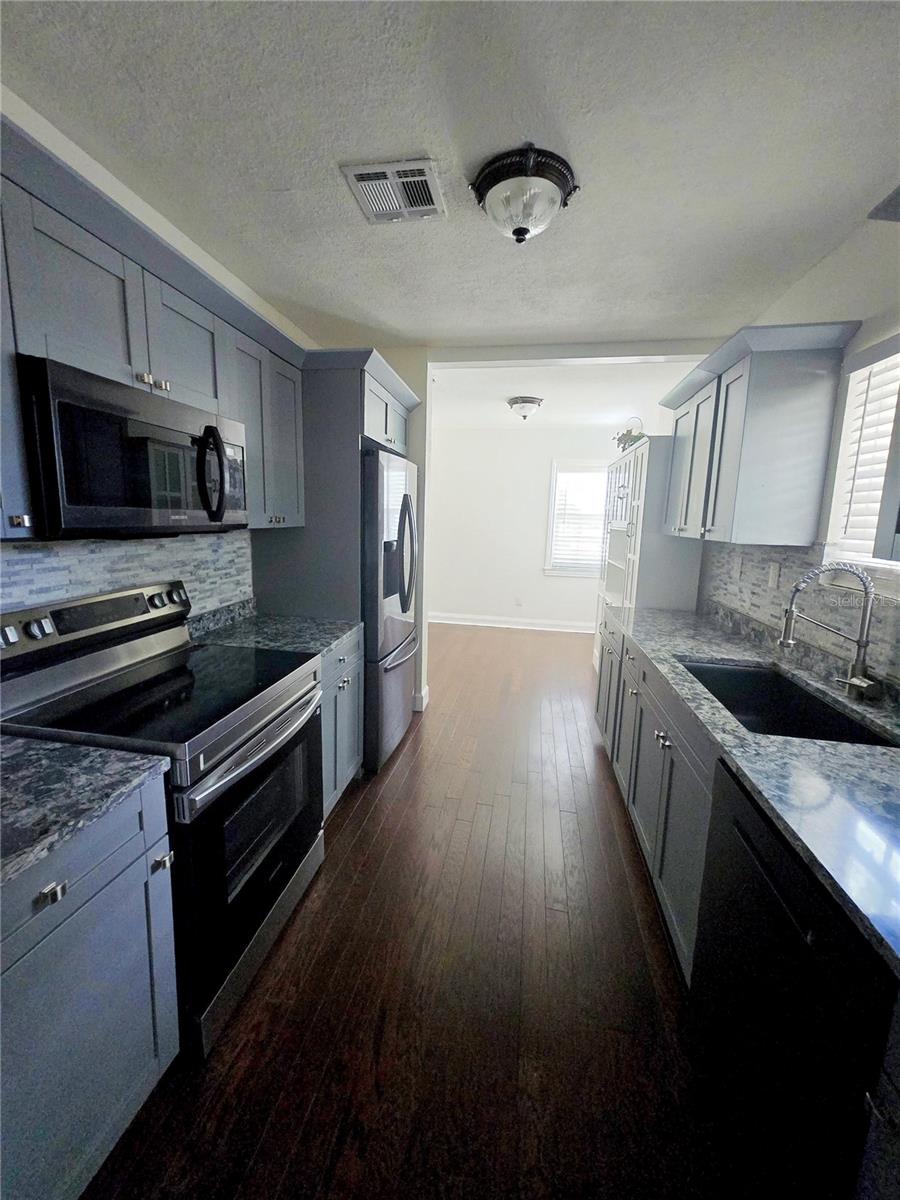 300 E IDLEWILD AVE, TAMPA, FL — photo 2
