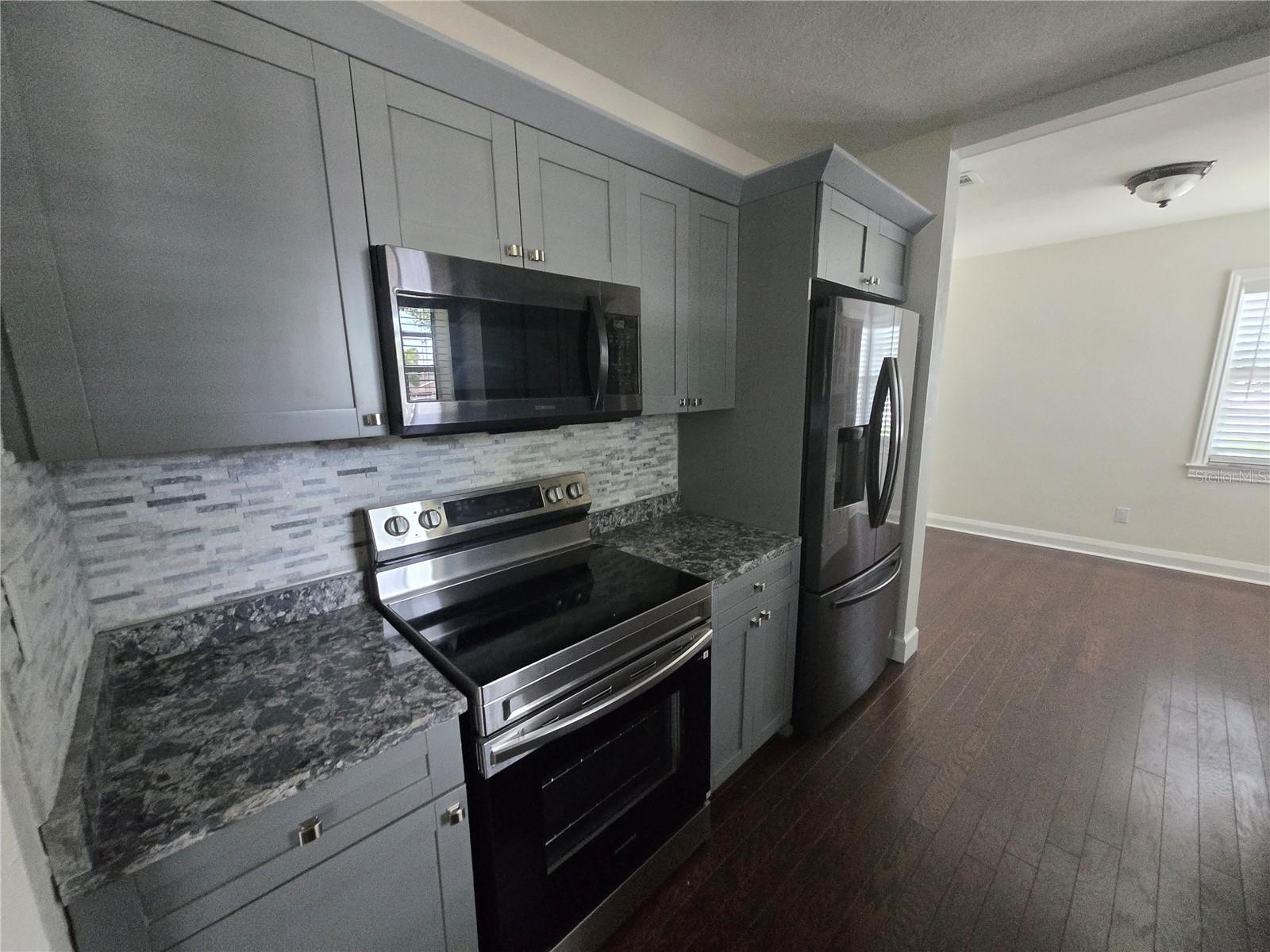 300 E IDLEWILD AVE, TAMPA, FL — photo 3