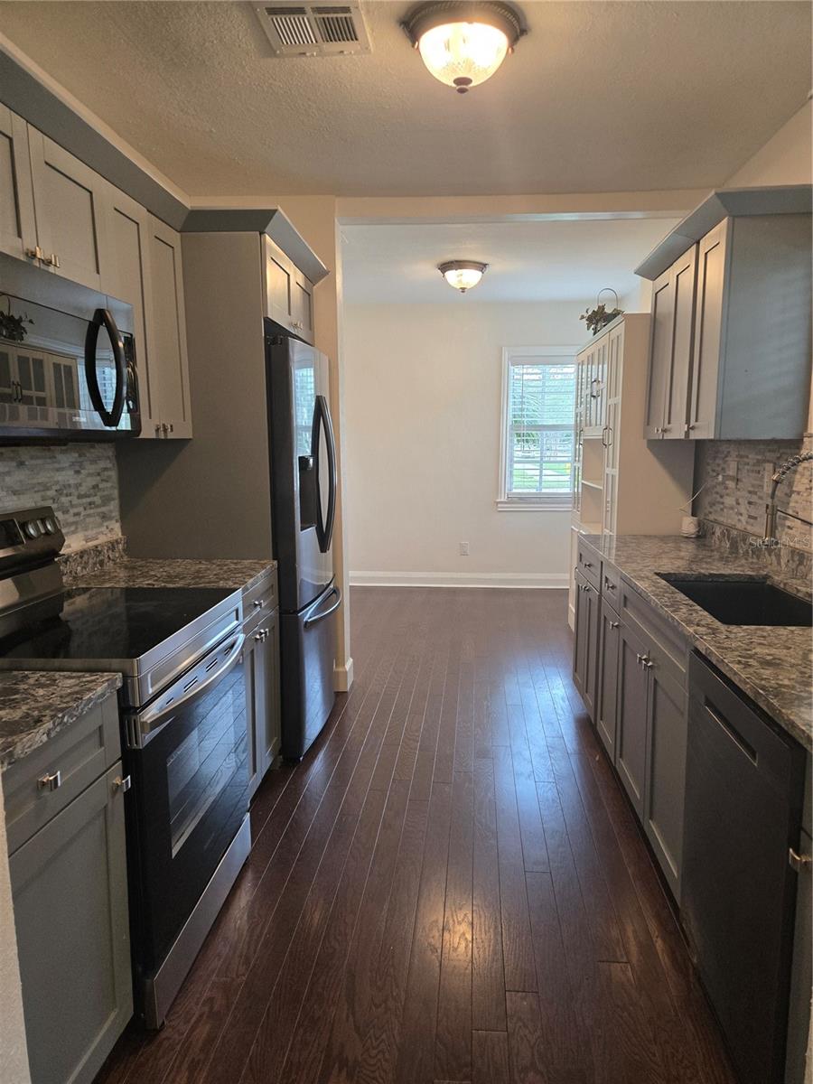 300 E IDLEWILD AVE, TAMPA, FL — photo 17