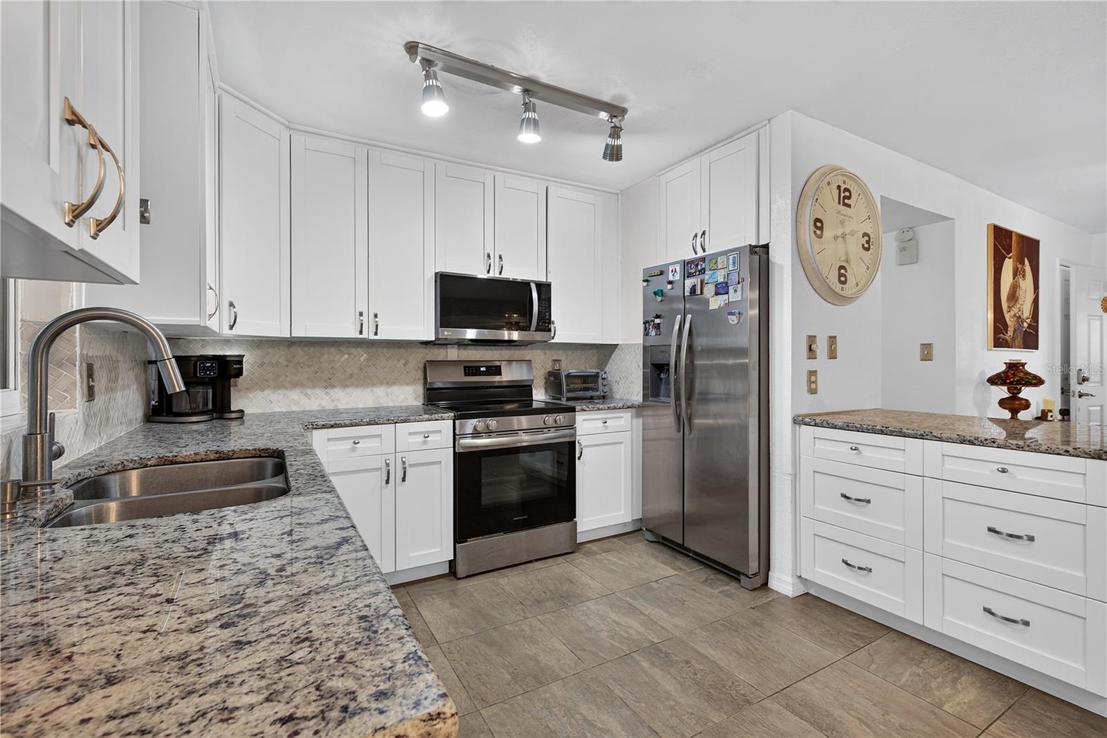 5010 STOLLS AVE, TAMPA, FL — photo 16