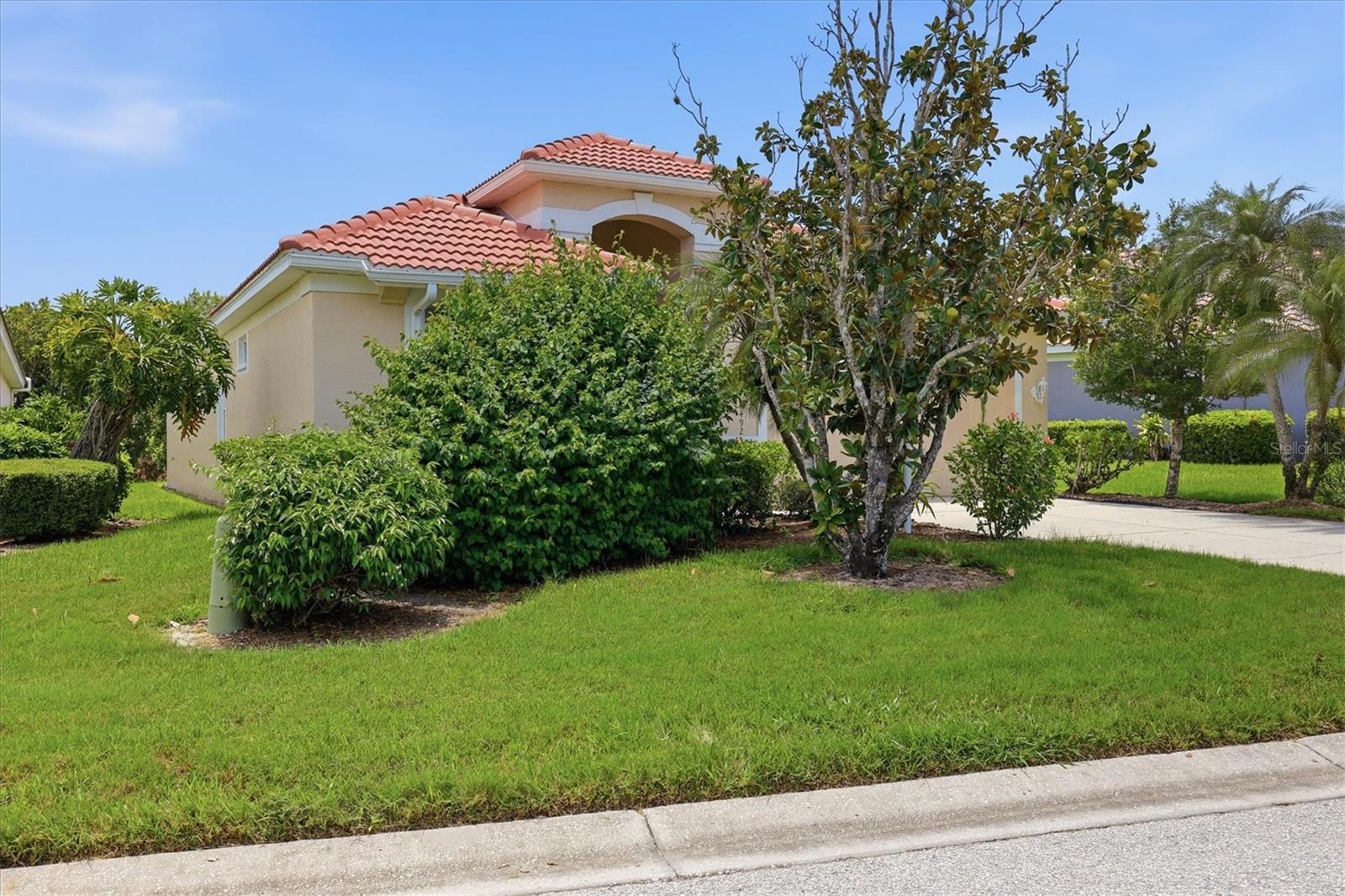 8492 IDLEWOOD CT, LAKEWOOD RANCH, FL — photo 36