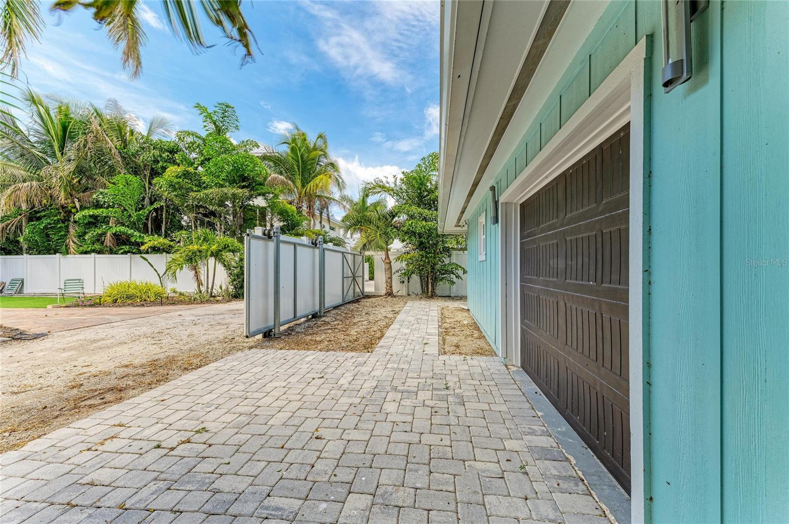580 LINLEY ST, LONGBOAT KEY, FL — photo 27