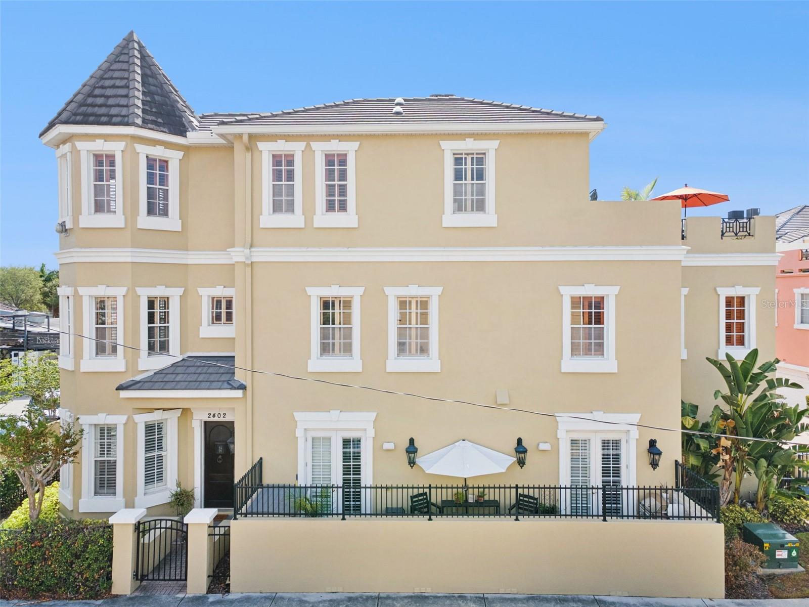 2402 VICTORIA GARDENS LN, TAMPA, FL