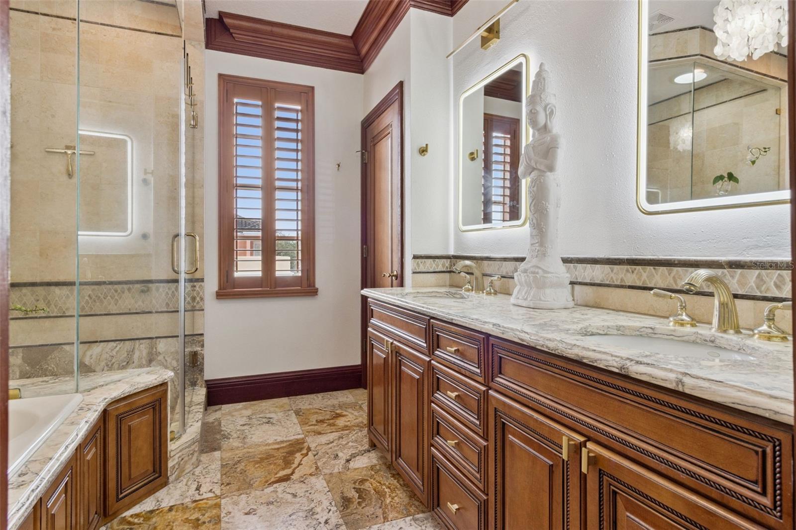 2402 VICTORIA GARDENS LN, TAMPA, FL — photo 32