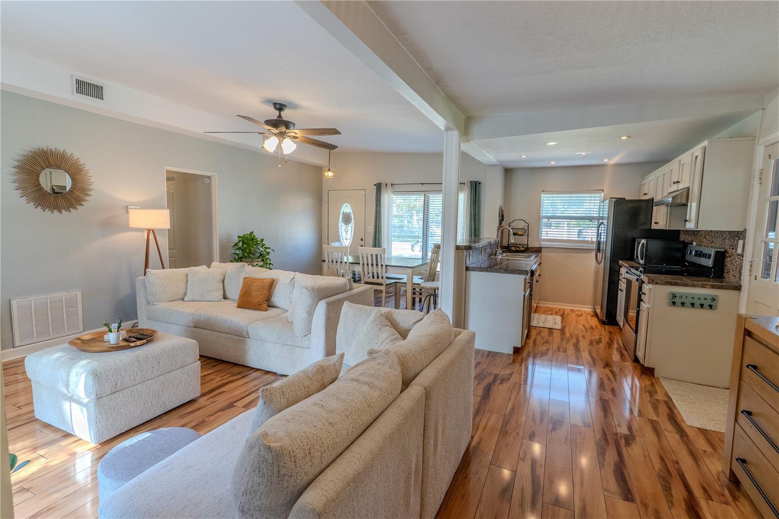 648 N LAKE AVE, APOPKA, FL — photo 2