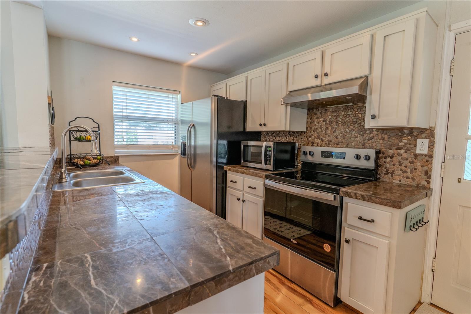 648 N LAKE AVE, APOPKA, FL — photo 5