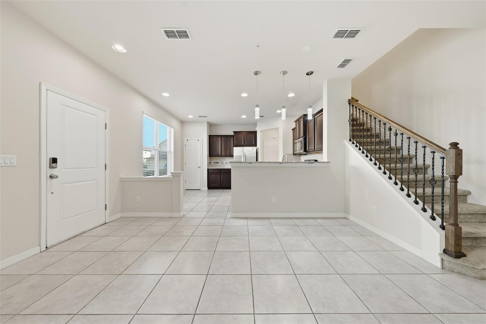 1096 PAVIA DR, APOPKA, FL — photo 2