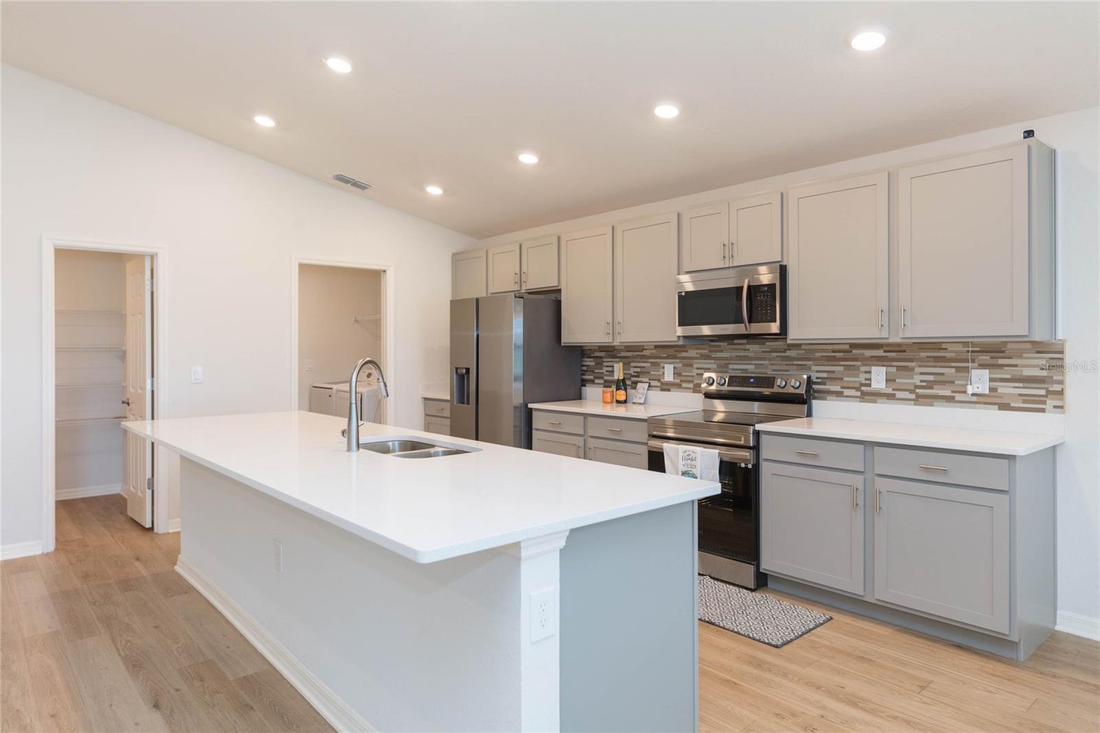 35171 CRESCENT CREEK DR, ZEPHYRHILLS, FL — photo 2
