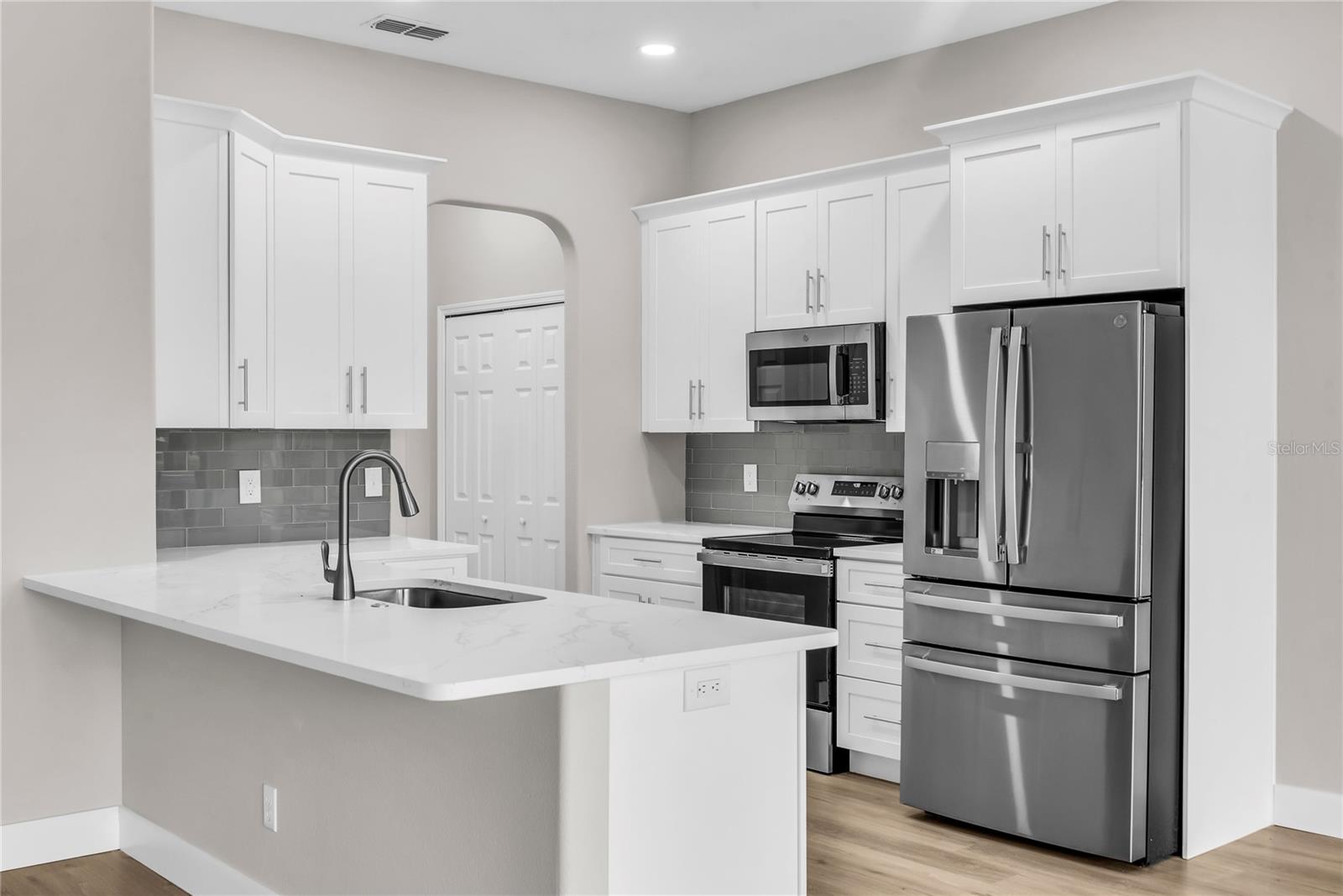 563 LAKE DAVENPORT CIR, DAVENPORT, FL — photo 5