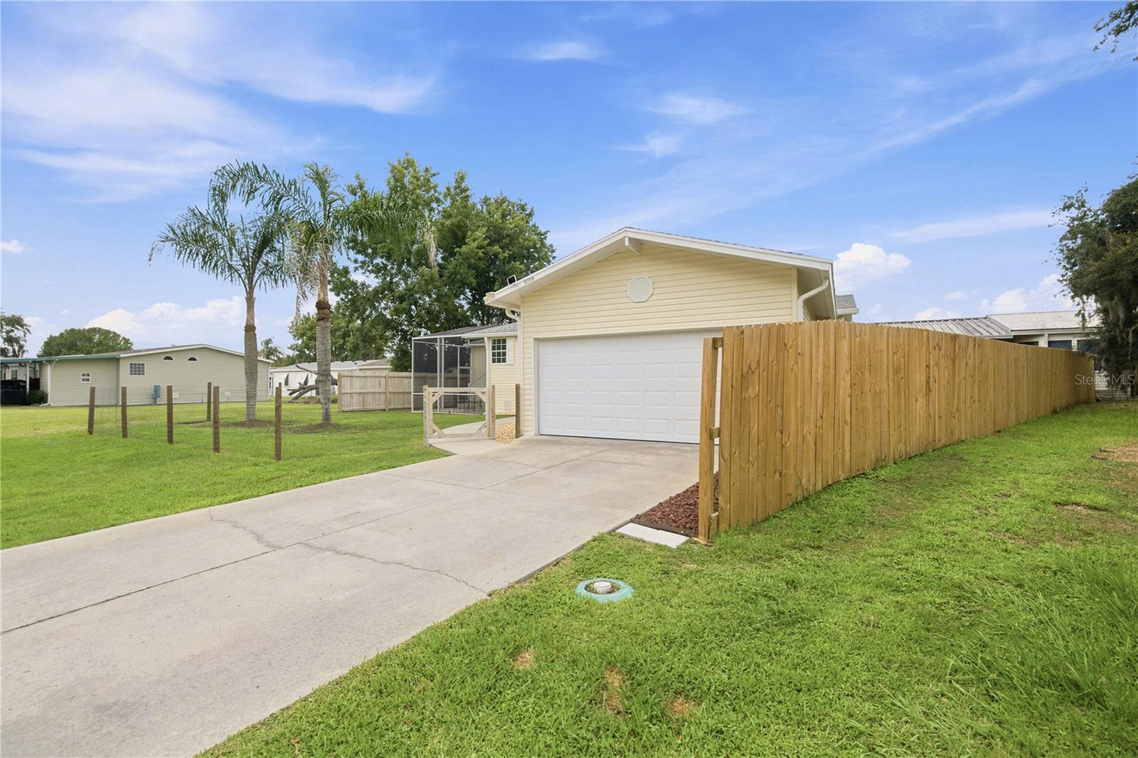 5230 LEXINGTON CIR, WILDWOOD, FL — photo 3