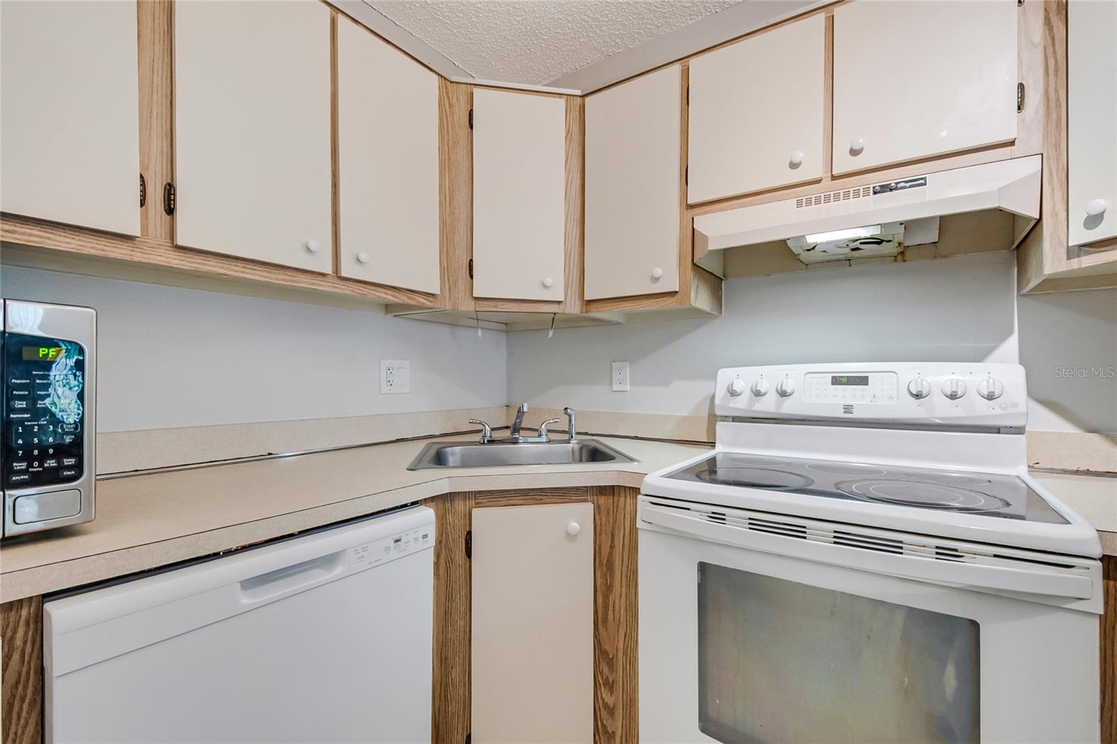 8201 SUN SPRING CIR #C2, ORLANDO, FL — photo 15