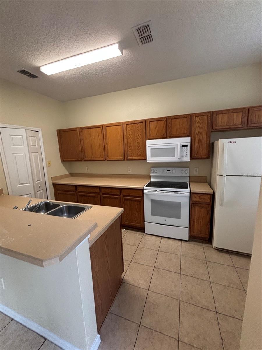 2417 TEMPLE GROVE LN, KISSIMMEE, FL — photo 3