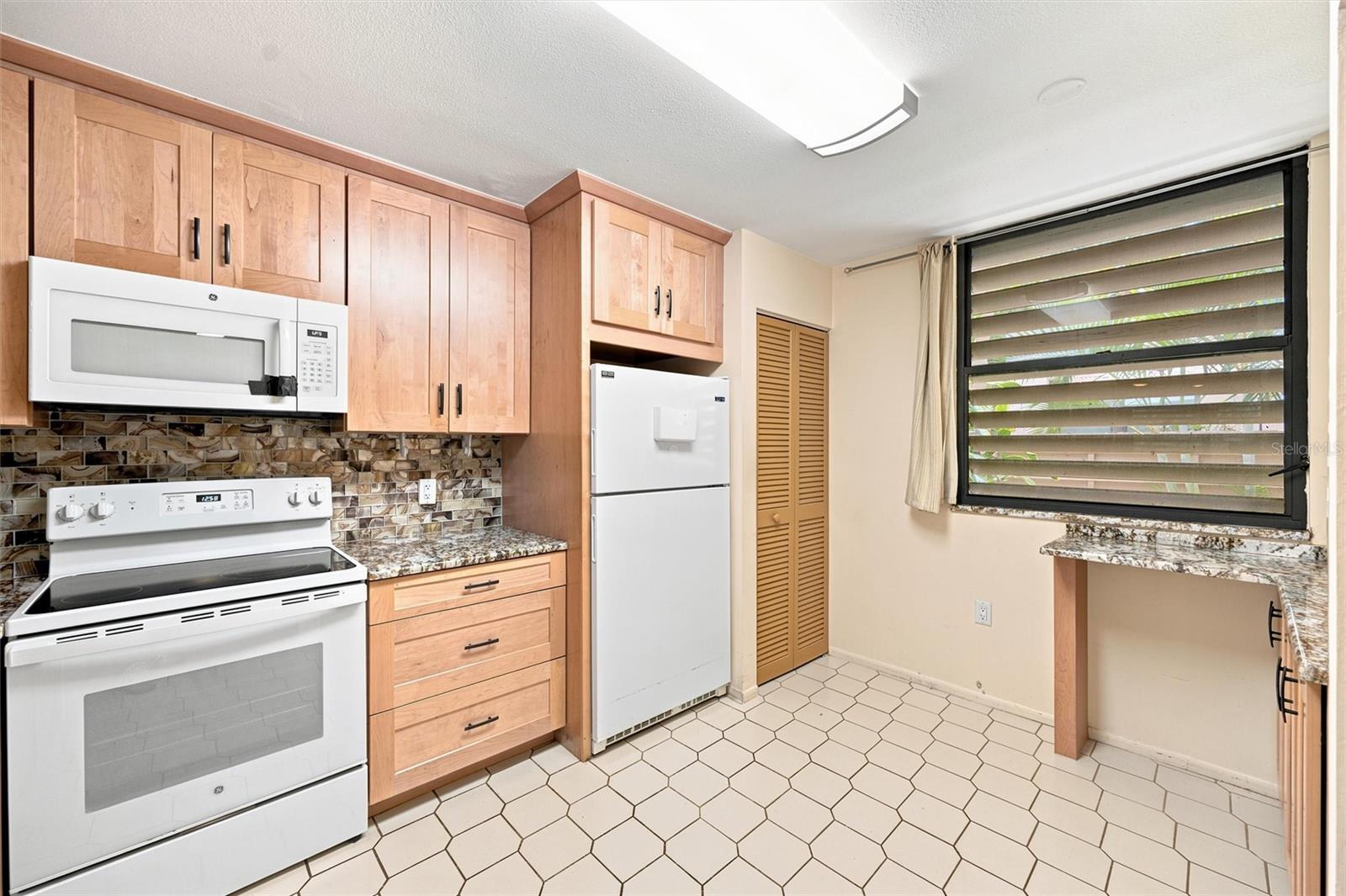 240 SHERWOOD DR, BRADENTON, FL — photo 9