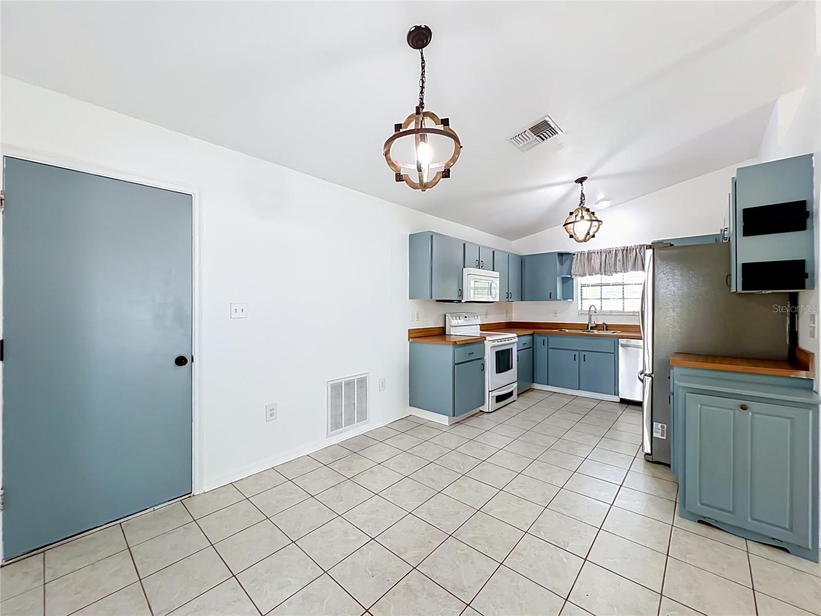 25121 ALGONQUIN AVE, SORRENTO, FL — photo 14