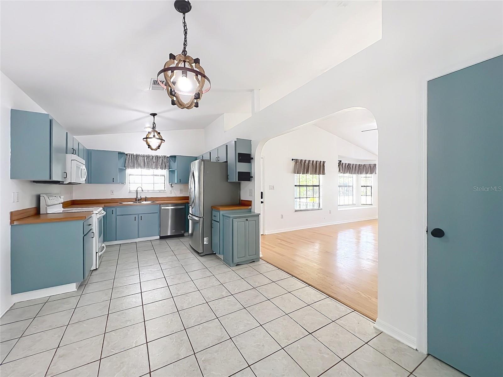 25121 ALGONQUIN AVE, SORRENTO, FL — photo 15