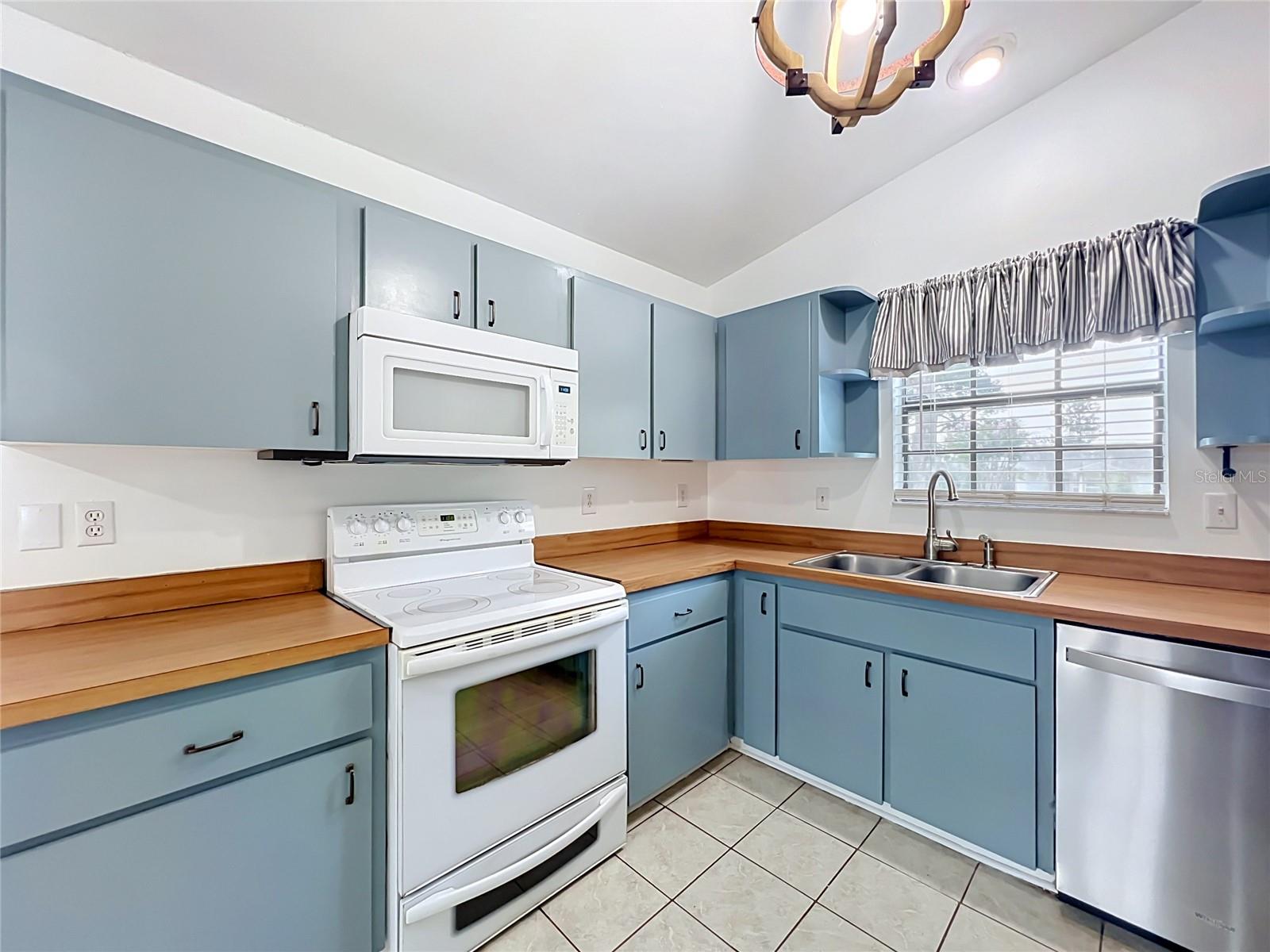 25121 ALGONQUIN AVE, SORRENTO, FL — photo 19
