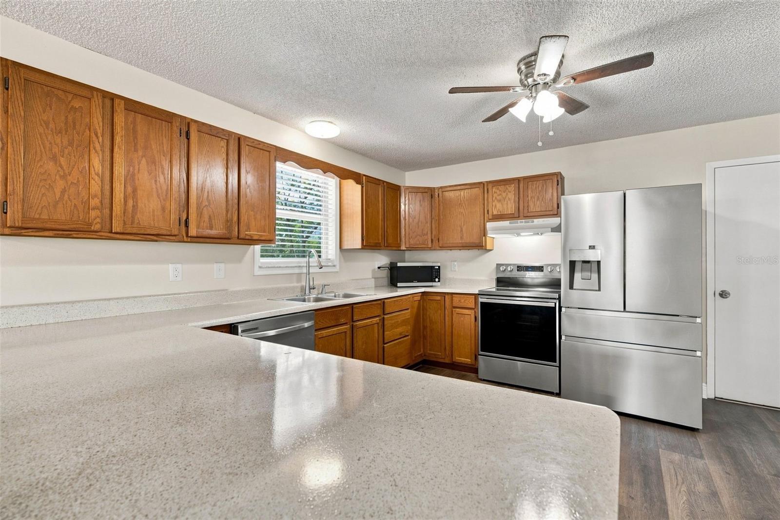 10380 GOLDEN AVE, WEEKI WACHEE, FL — photo 4
