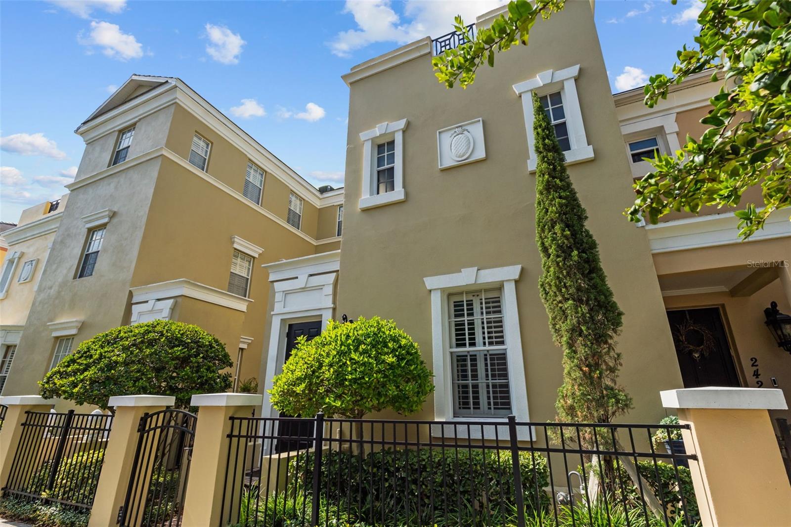 2419 VICTORIA GARDENS LN, TAMPA, FL