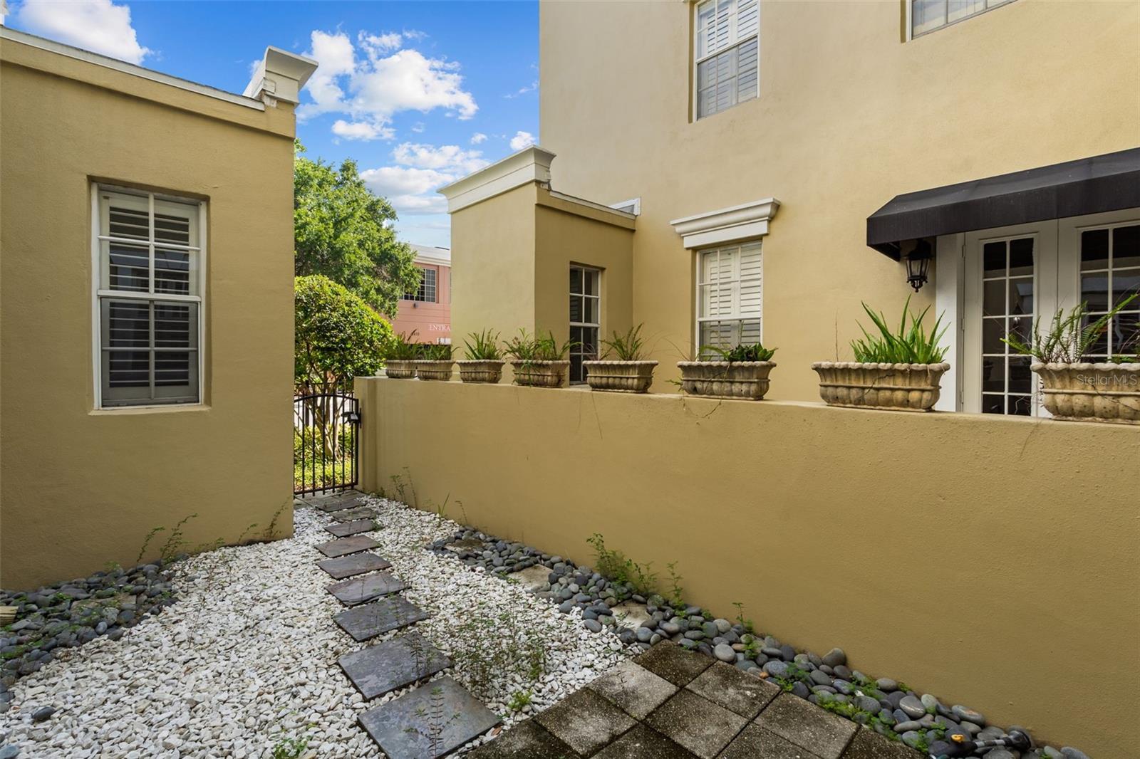 2419 VICTORIA GARDENS LN, TAMPA, FL — photo 4