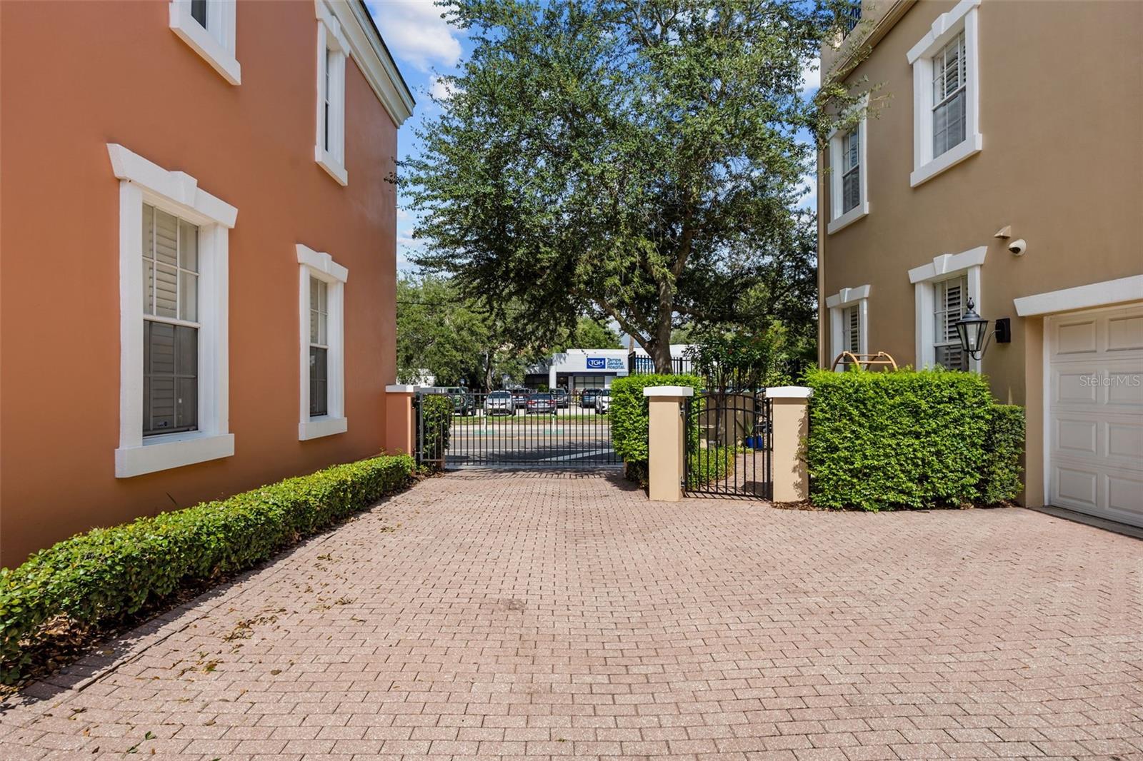 2419 VICTORIA GARDENS LN, TAMPA, FL — photo 47