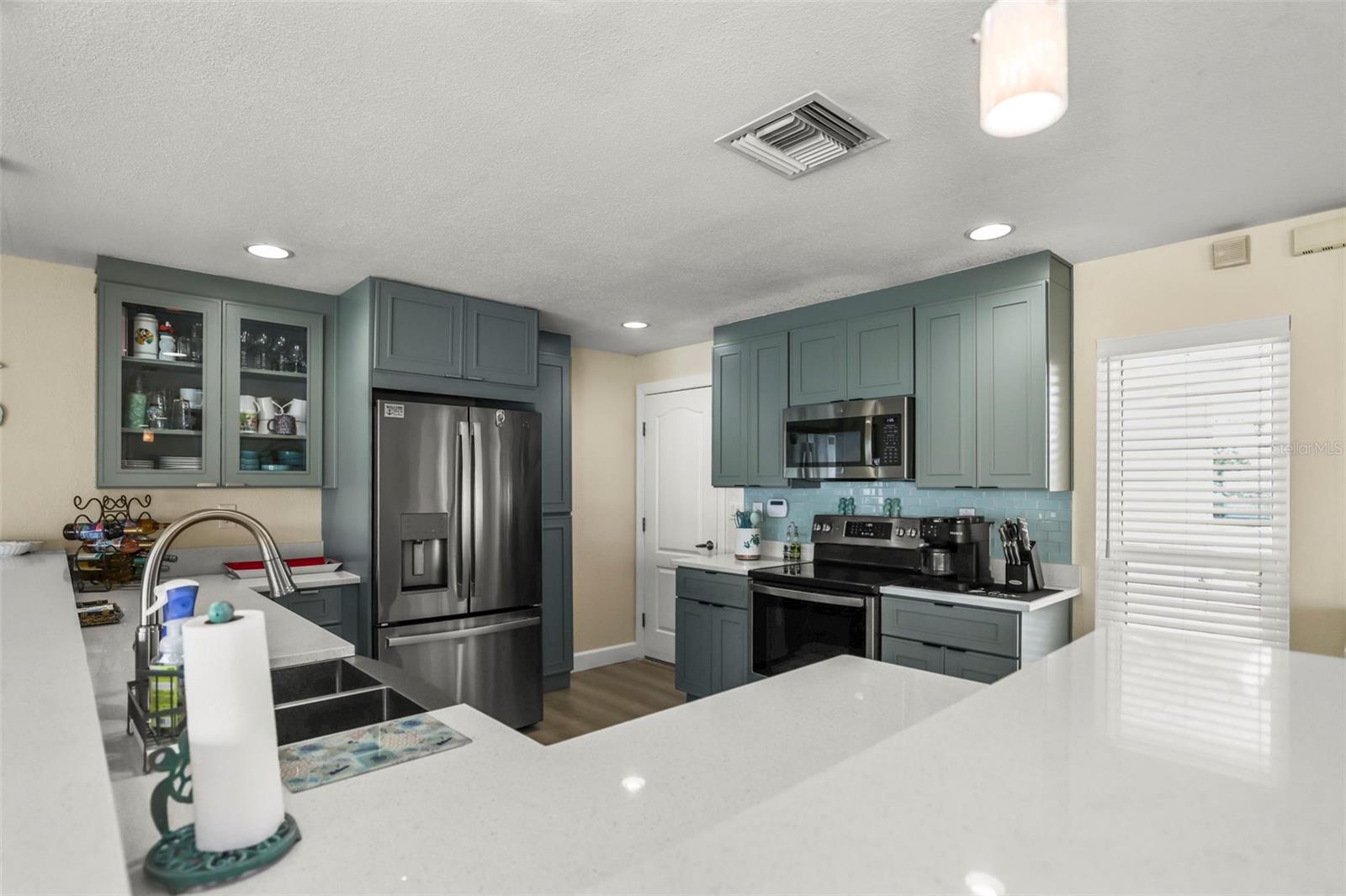 6360 2ND PALM PT, ST PETERSBURG, FL — photo 12