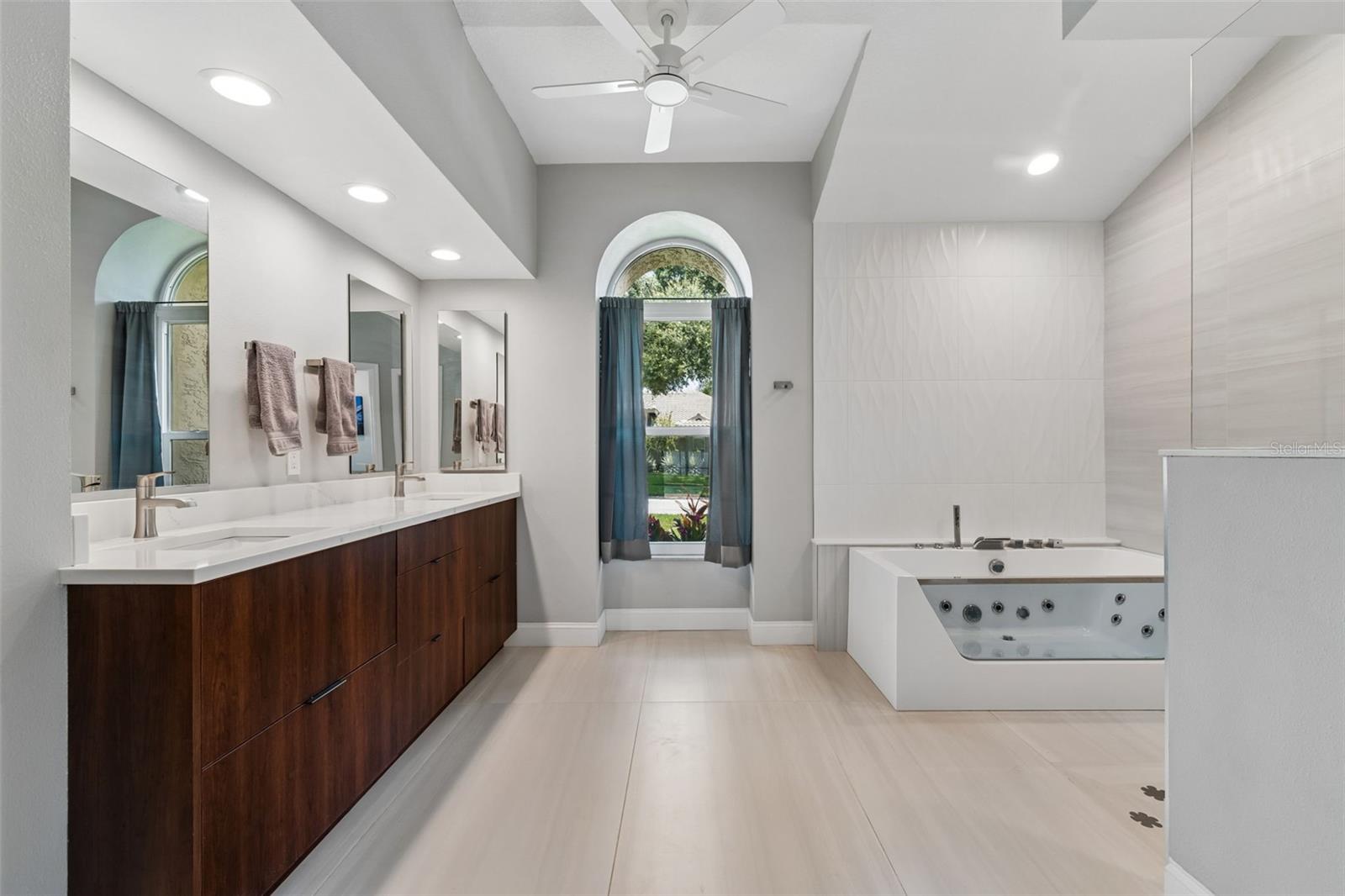 2937 HILLCREEK CIR S, CLEARWATER, FL — photo 9
